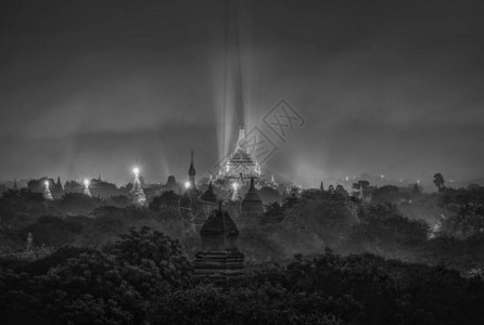 缅甸蒲甘夜间古塔的黑白图像图片