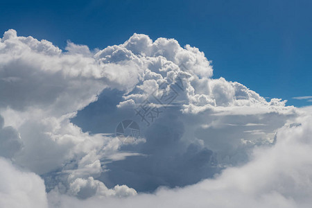 Cumulonimbus云层从飞图片