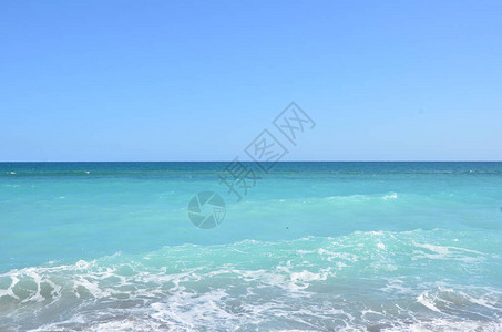蓝色海洋或海水和海滩图片
