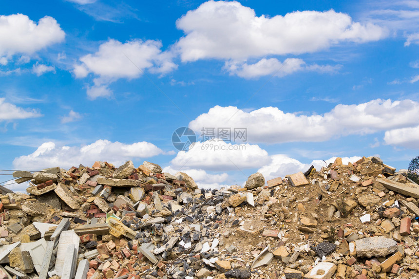 建筑岩石瓦砾的平原以蓝色天空背景和图片