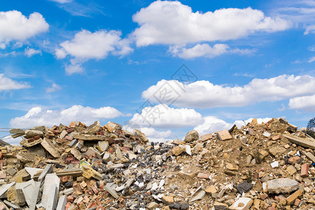 建筑岩石瓦砾的平原以蓝色天空背景和图片