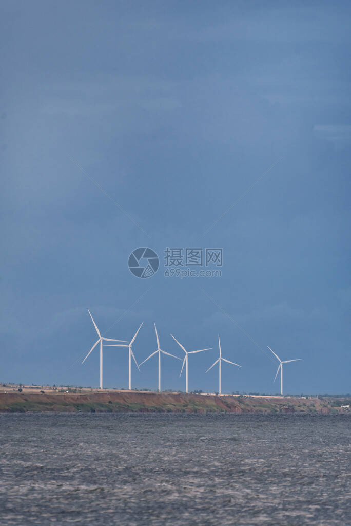 蓝色天空背景的海风轮风图片