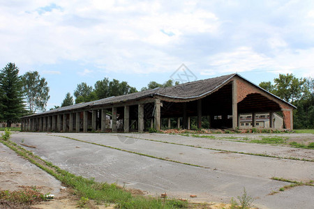 背景下废弃军事综合体的大型长机库建筑图片