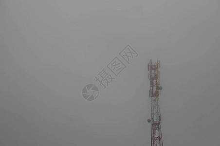 雾中的电信塔天线图片