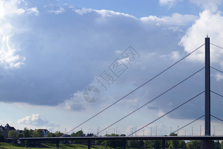 悬索桥横跨德国杜塞尔多夫莱茵河图片