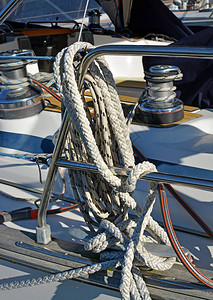 海军陆战队的绳索栏杆和绞盘在游艇甲板图片