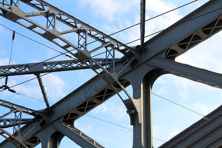 一座旧钢桥的结构元素拱门和插画