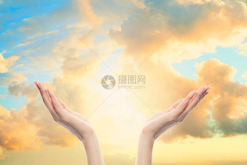 女人的手伸向天空图片
