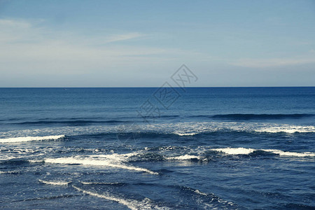 清澈的蓝色和海洋的照片图片