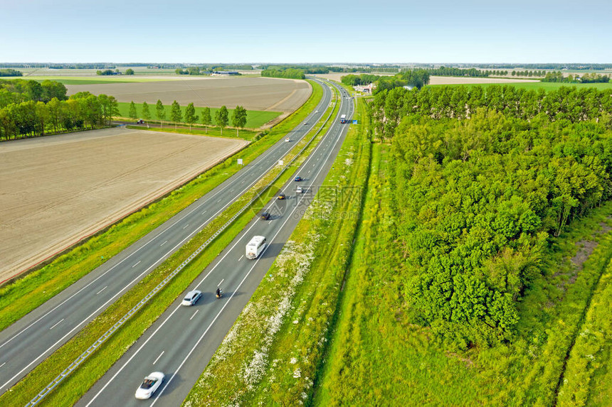 从荷兰农村阿尔梅雷附近的A6号公路出图片