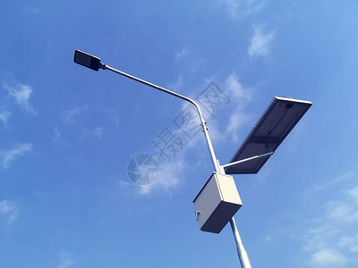 电灯杆和太阳能电池板图片