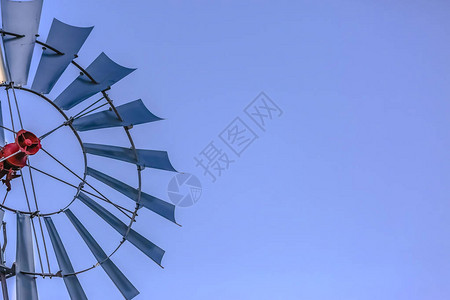 关闭一个风泵的多个叶片有清楚的蓝天背景多个风帆连接到一个图片