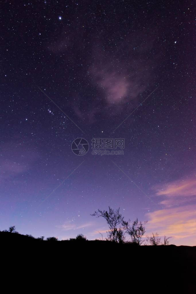 阿根廷门多萨拉瓦勒沙漠上空的夜空图片右侧可以看到来自附近图片