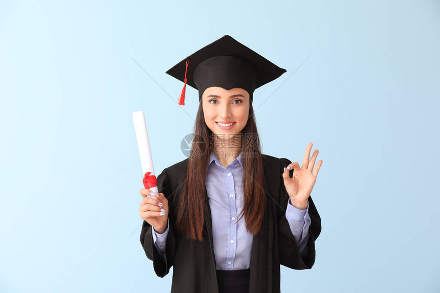 女毕业生毕业文凭在彩色背图片