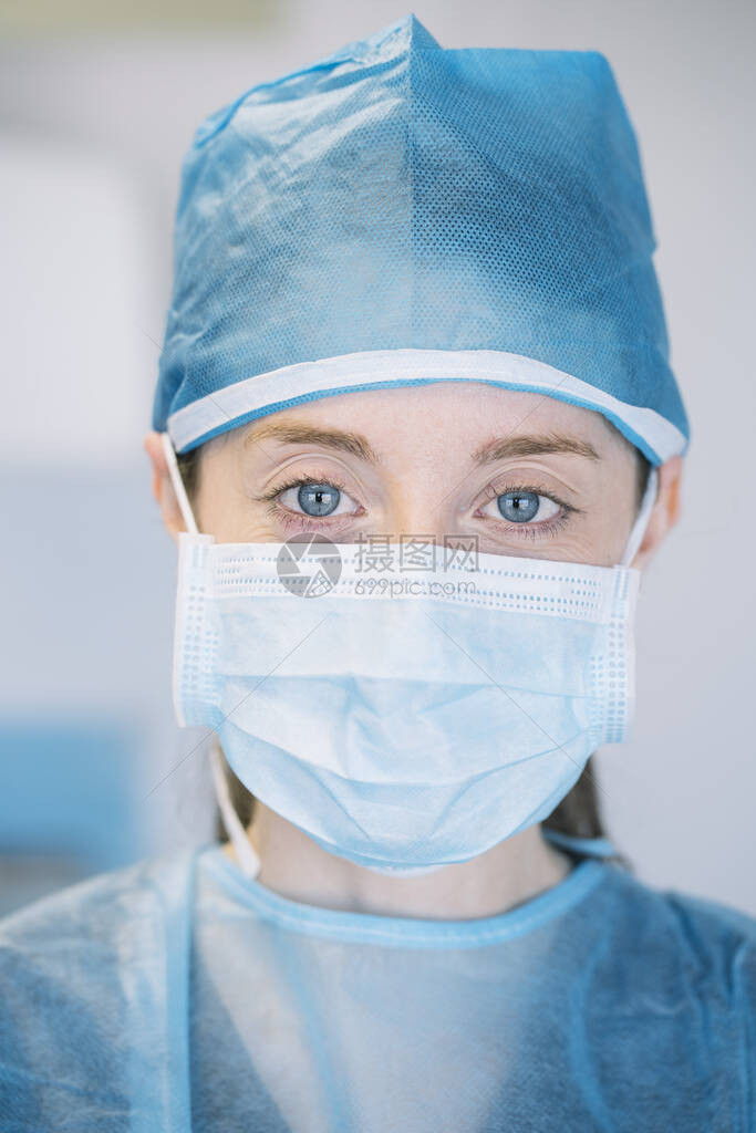 调整面罩的女外科医生图片