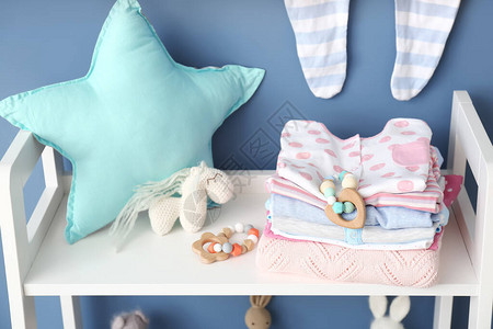 婴儿衣物和书架在房间里的婴图片