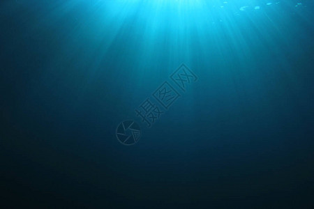 深蓝色的海水阳光明媚背景图片