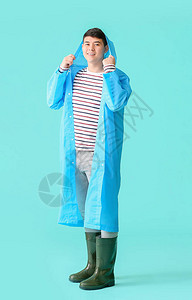穿雨衣的亚洲青年男图片