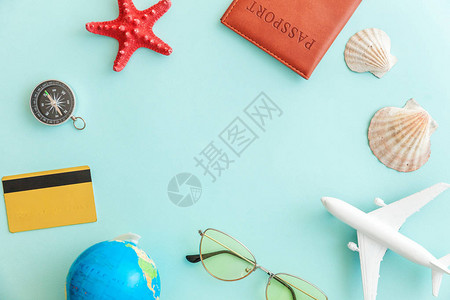 最简单便的平铺有飞机护照太阳墨镜全球金信用卡和蓝糊彩色潮时背景外壳背景图片