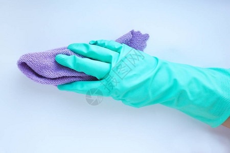 蓝色橡皮手套和白色背景的紫色毛巾清洁概念图片