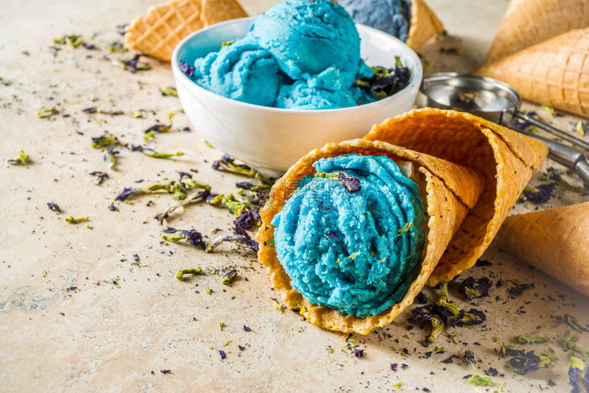 蓝花粉蝴蝶皮花朵冠和冰淇淋华卷饼面图片
