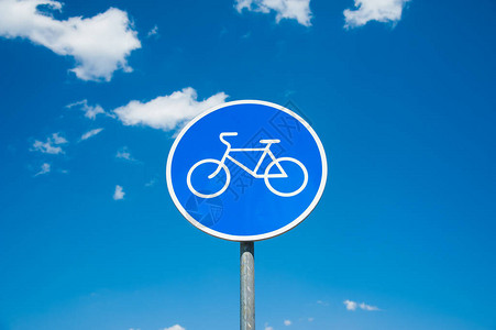 路标自行车道反对蓝天的路标图片