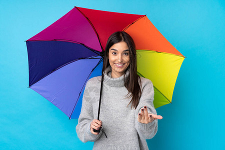 年轻的黑发年轻女人拿着雨伞在孤立图片