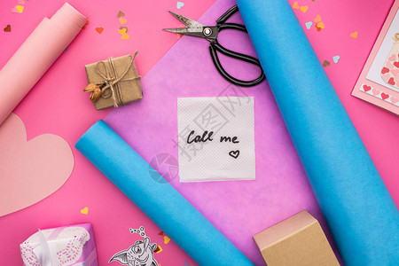 情人节装饰包装纸礼品箱剪刀和用粉红色背景字母叫图片