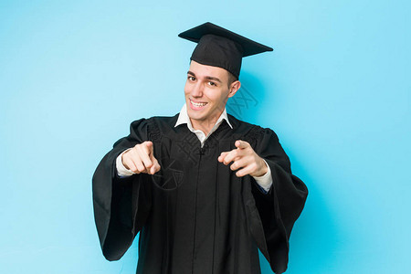 年轻的caucasian毕业男子快乐的图片