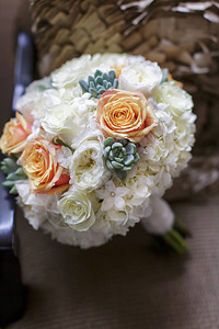 橙子和白玫瑰花兰和仙人掌的婚礼花束图片