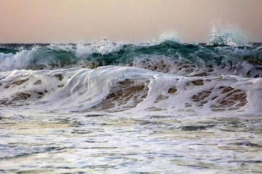 海浪冲向岸边加勒比海图片