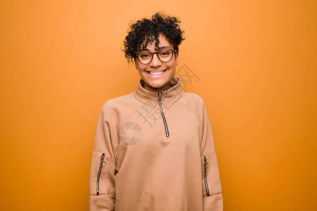 年轻混杂的非裔美国女在棕色背景中快乐图片