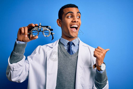 英俊的非洲裔美国光学人拿着验光眼镜图片