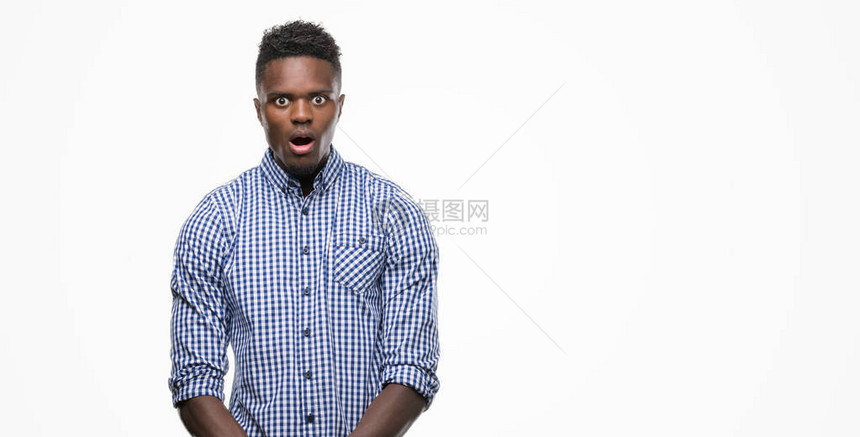 身着蓝衬衫的年轻非洲男子害怕并震惊于异的表情恐惧图片