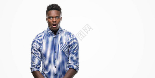身着蓝衬衫的年轻非洲男子害怕并震惊于异的表情恐惧图片