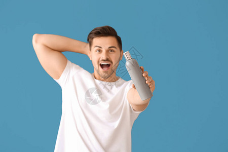 兴奋的男子与一瓶洗发水图片