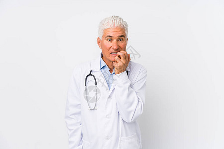成熟的caucasian医生男人咬指甲图片