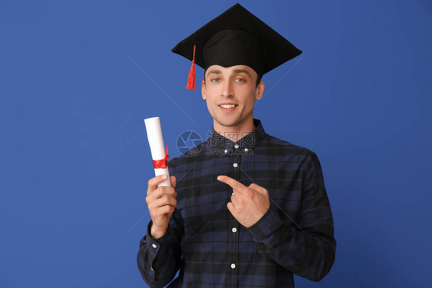 戴毕业帽子和有肤色背景文凭图片
