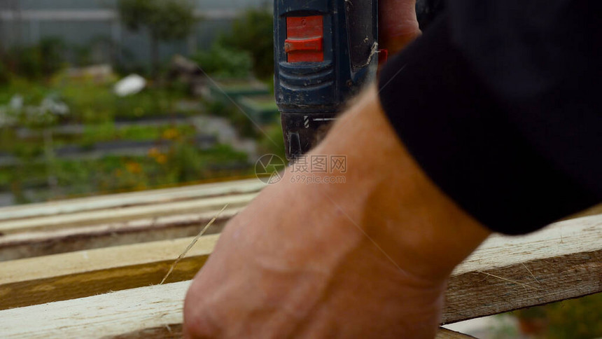 在木板上安装螺丝的人影视素材男人用螺丝刀将图片