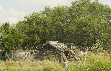 农村废弃的废弃农舍建筑图片