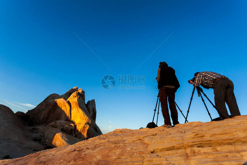 在山上用三脚架拍照的人图片