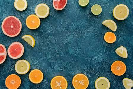 蓝色混凝土表面圆形切成柑橘水图片