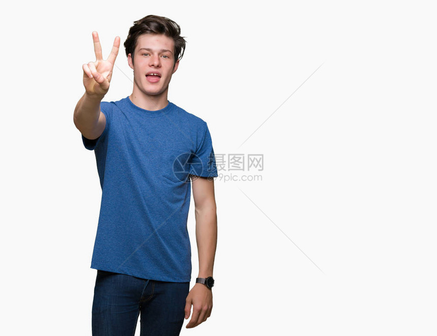 身穿蓝色T恤的英俊男青年在孤立的背景展示上穿着蓝色T恤图片