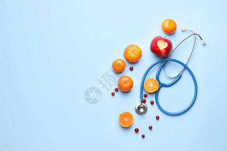 彩色背景下的健康产品和听诊器图片