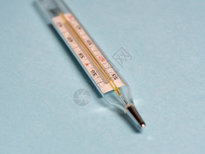 蓝色背景的汞温度计闭合选择焦点用于改变患者温度的工具图片