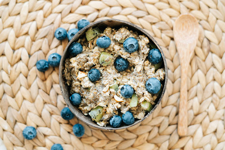 健康早餐麦片燕麦片和新鲜蓝莓图片