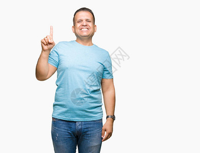 中年阿拉伯男子在孤立的背景下穿着蓝色T恤背景图片