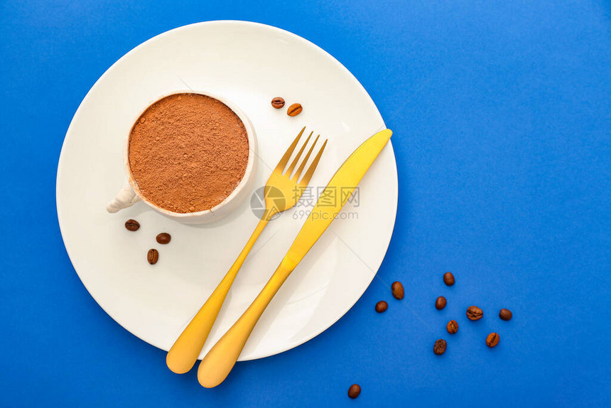 彩色背景的咖啡杯配巧克力蛋糕图片