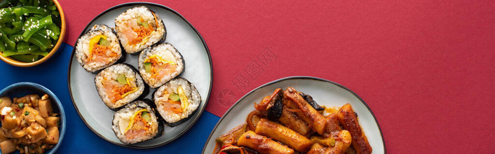 蓝色和红色的韩国菜边盘子旁边有美味背景图片