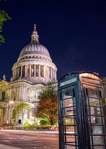 英国伦敦圣保罗大教堂的夜景图片